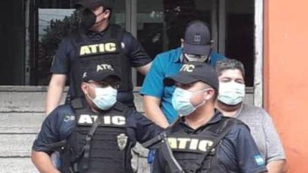 Hugo Mauricio Molina Cardona y Edin Antonio Carballo Franco fueron hallados culpables por comercialización de batas, overoles y equipo de bioseguridad.