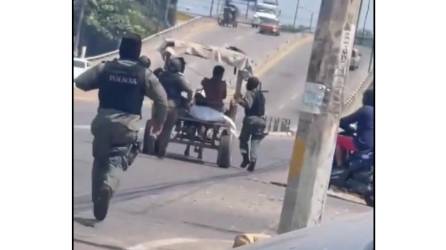 Los policías corren para decomisar dos carretas en el bulevar del Norte de San Pedro Sula.
