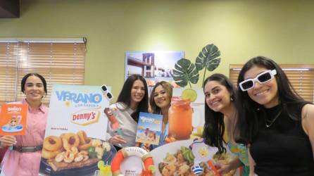 Ejecutivas de mercadeo Susana Gamero e Isabella López realizaron el lanzamiento oficial de los nuevos platillos de verano ya disponibles en los restaurantes Denny’s.
