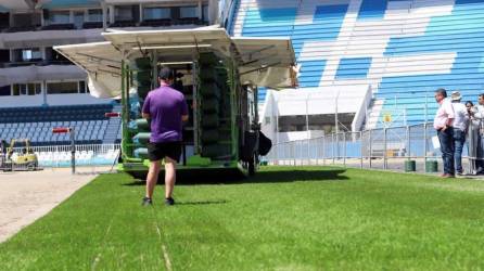 En el estadio Nacional Chelato Uclés de Tegucigalpa ya se empezó a instalar la nueva grama sintética que tendrá el inmueble y que sería una de las mejores de Centroamérica.