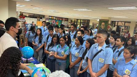 Centenares de colegiales de diferentes centros de educación media del Valle de Sula visitaron hoy las instalaciones de la Universidad Pedagógica Nacional Francisco Morazán, sede San Pedro Sula, en el marco de su feria vocacional.