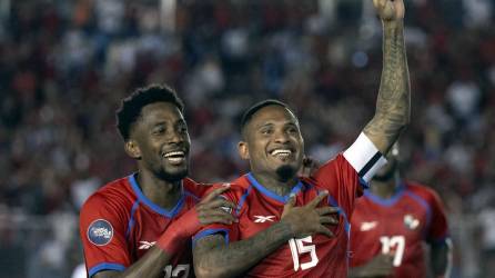 Eric Davis celebra junto a Michael Murillo su gol que significó el 2-0 de Panamá contra Guatemala.