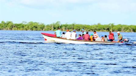 Personas se transportan en lancha en Puerto Lempira, el 11 de noviembre de 2021 en el departamento de Gracias a Dios (Honduras).