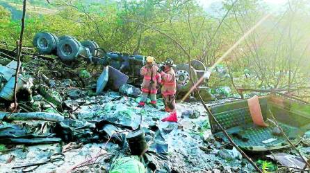 Las rastras impactaron y se incendiaron, una de ellas cayó en una hondonada.