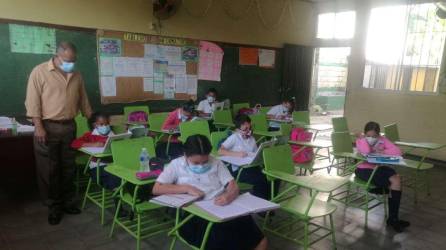 El sistema público ha tenido que recibir más estudiantes del sector privado.