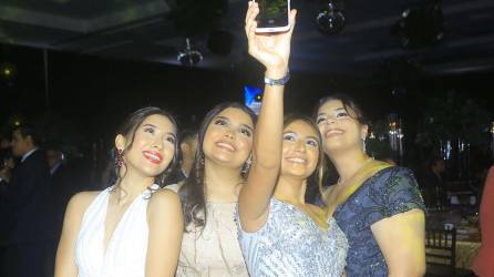 Los jóvenes disfrutaron la velada entre música, selfies y baile.