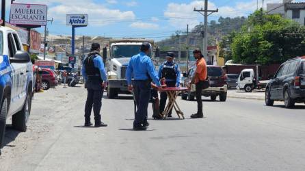 La mujer se plantó en medio de la carretera CA-4 a protestar por la acción de la Policía Municipal de Santa Rosa de Copán.