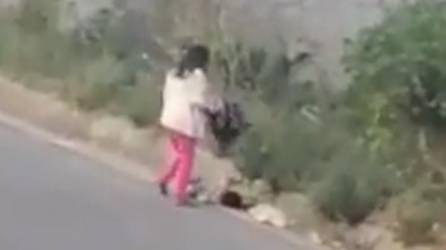 El video circuló en redes sociales y poco después la Policía informó de la captura de la mujer.