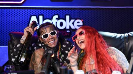 Los cantante Tekashi y Yailin.