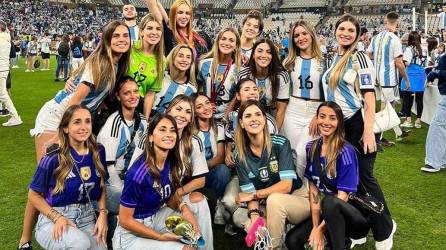 ¡La otra ‘Scaloneta’! Las parejas de los jugadores de la Selección Argentina hicieron una atrevida promesa si la Albiceleste quedaba campeona del Mundial de Qatar 2022 y ahora con el éxito conseguido tendrán que cumplir. ¿Lo harán?