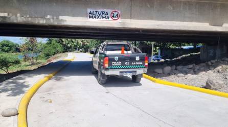 Patrulla de la Policía Municipal de La Ceiba pasando por la calle recién terminada.