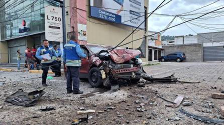 Tres jóvenes se salvaron de morir este domingo en un aparatoso accidente en Tegucigalpa, Honduras.
