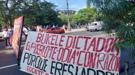 Cientos de salvadoreños salieron con pancartas cuestionando las ultimas acciones del Gobierno de Nayib Bukele.