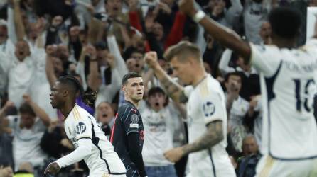 Jugadores del Real Madrid celebrando ante el lamento de Foden.