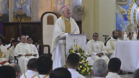 El arzobispo Miguel Lenihan presidió su primera misa crismal en la catedral Metropolitana San Pedro Apóstol.