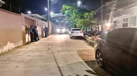 <b><span class=mln_uppercase_mln>Ataque.</span></b> El múltiple homicidio ocurrió frente a la casa del comerciante Roberto Escalón, ubicada a dos cuadras de la posta policial.