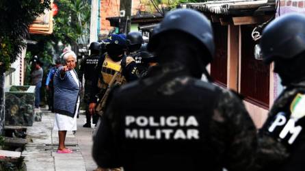 Policías militares en una zona de alta incidencia criminal en Tegucigalpa.
