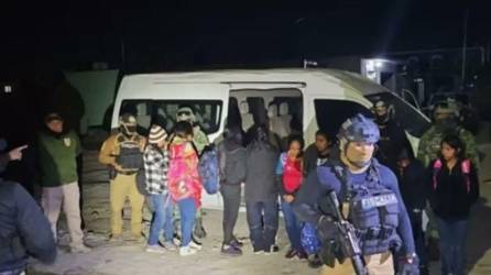 Los 61 migrantes fueron rescatados por el ejercito mexicano.