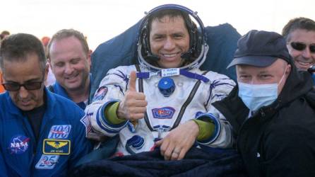 Un astronauta de la NASA y dos cosmonautas rusos aterrizaron este miércoles en Kazajistán tras una misión de más de un año en la Estación Espacial Internacional (ISS), anunció la agencia rusa Roscosmos.