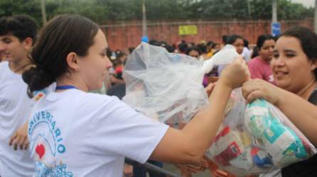 Entrega de víveres por voluntarios de Voces de Esperanza a familias hondureñas.