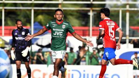 Alexy Vega celebrando su gol de penal contra el Olimpia.