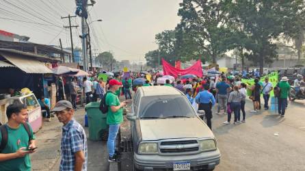 Los manifestantes se tomaron la trocha de entrada a San Pedro Sula en el bulavar del norte frente al Seguro Social.