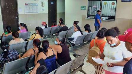 Los derechohabientes del Seguro buscan ser atendidos en el hospital Atlántida, pero los médicos protestan porque no están listos para atender la demanda.