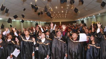 Graduados celebran la obtención de su título | Fotografía de archivo