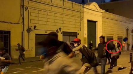 Video: Manifestante recibe un disparo de la policía en Perú