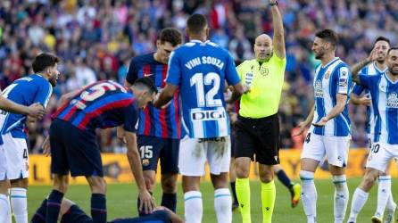 El árbitro Mateu Lahoz le muestra la tarjeta roja al centrocampista brasileño Vinícius Souza del Espanyol.