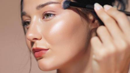 Riza tus pestañas y aplica una capa de máscara. Si quieres una mirada más intensa, delinea la línea de las pestañas superiores con un lápiz marrón o negro. Para un acabado duradero utiliza un espray fijador de maquillaje.