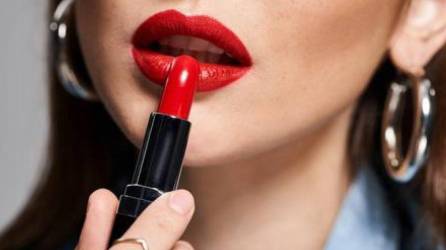 Si tus venas se ven azules, tienes subtonos fríos. Opta por tonos con base azulada como rosas fríos, fucsias y rojos cereza.