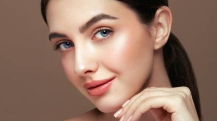 Sobre los pómulos, aporta volumen y sensación de piel radiante.