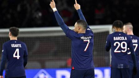 Kylian Mbappé destacó con dos goles, el primero un tremendo golazo, en la victoria del PSG contra el Metz.