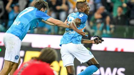 Victor Osimhen y Khvicha Kvaratskhelia corren a celebrar el gol que le dio el Scudetto al Napoli.