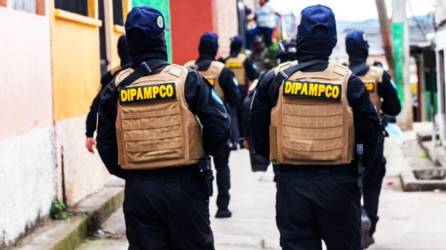 Agentes de la Dipampco recorren una zona de Tegucigalpa en estado de excepción.