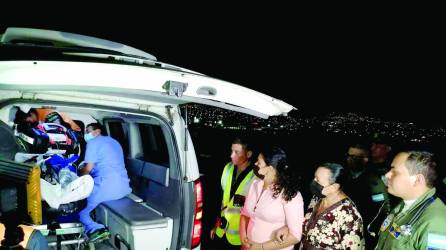 En aviones ambulancias que llegaron de México fueron trasladados los navales a ese país.