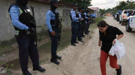 Agentes policiales se desplazan en una colonia de Honduras.