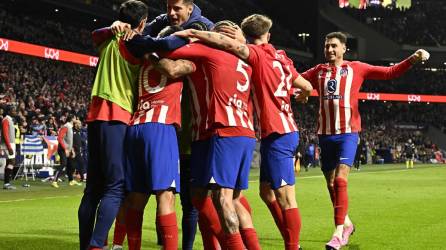 Los jugadores del Atlético de Madrid celebrando el gol de Memphis Depay contra el Sevilla en la Copa del Rey.
