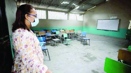 <b>Es habitual que las clases se impartan en salones con techos agujereados. Fotos: Emilio Flores</b>