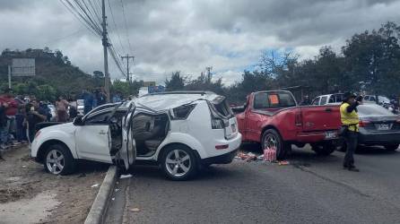 Dos conductores resultaron gravemente heridos producto de un fuerte accidente de tránsito registrado en el <b>anillo periférico</b> de <b>Tegucigalpa</b>, a la altura de la salida a <b>Danlí.</b>