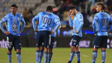 Jugadores de Pachuca lamentan la derrota ante Monterrey, durante un partido correspondiente a la jornada 11 del torneo Clausura 2023 de la Liga MX.