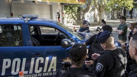 La Policía de Rosario inspecciona el negocio de los suegros de Messi tras ser baleado por narcos.