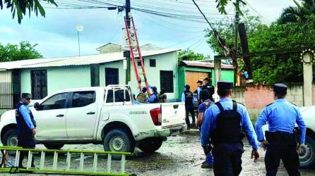 Miembros de la Policía Nacional desinstalan cámaras en una colonia de San Pedro Sula | Fotografía de archivo