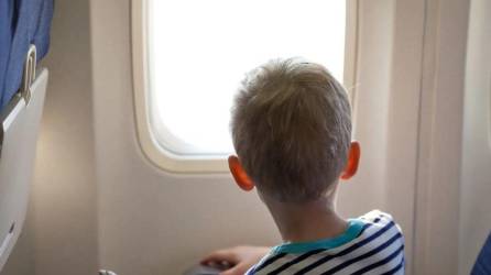Menor de edad viajando en un avión.