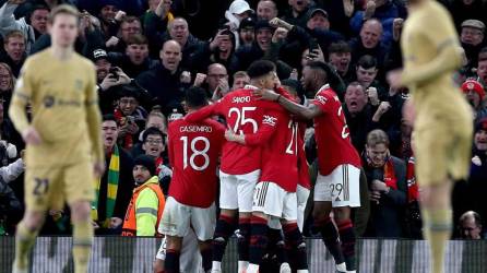 El Manchester United eliminó al FC Barcelona en el ‘play-off’ de la Europa League al ganar (2-1) en el partido de vuelta en Old Trafford, con remontada incluida.