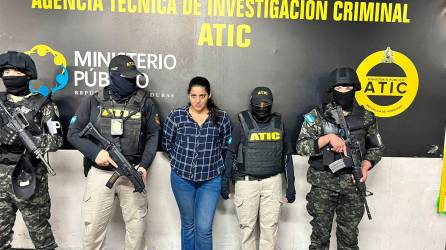 <b><span class=mln_uppercase_mln>Escoltada.</span></b> Diana Gisell Zelaya Banegas fue detenida ayer.
