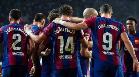 Joao Félix y Robert Lewandowski celebrando con sus compañeros el 1-0 del Barcelona.