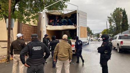Fotografía cedida hoy, por la Guardia Nacional (GN), donde se observa a migrantes rescatados del interior de un camión en Monterrey, Nuevo León.