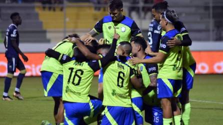 Cristian Cálix celebrando con sus compañeros el gol que ha marcado frente al Motagua.